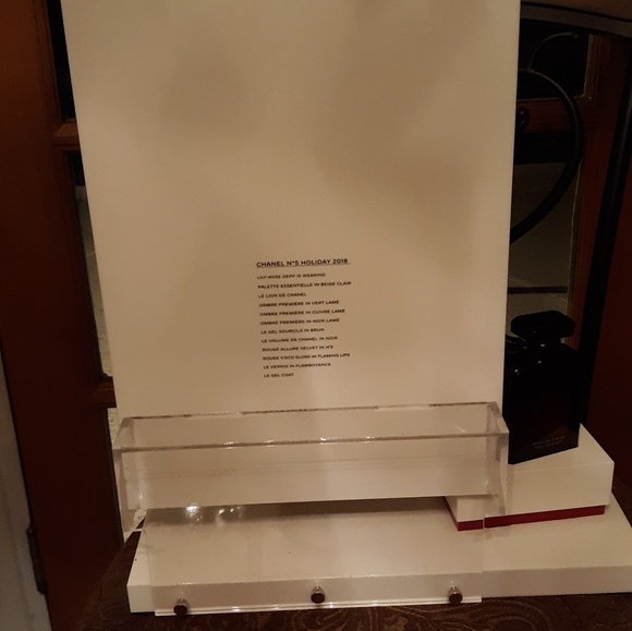 Limited-edition Chanel Number 5 red bottle. - Picture 5 of 8